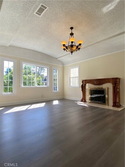 Foto del edificio - 521 E Valencia Ave