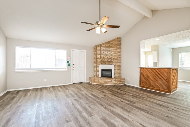 Foto del edificio - 7411 Skylight Ln