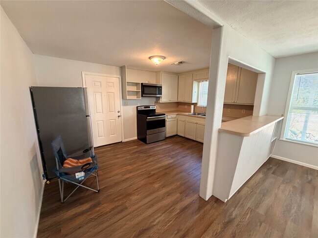 Foto del edificio - 145 Pine Hollow Ln