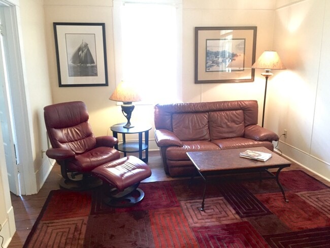 Building Photo - 1006 E 2nd St