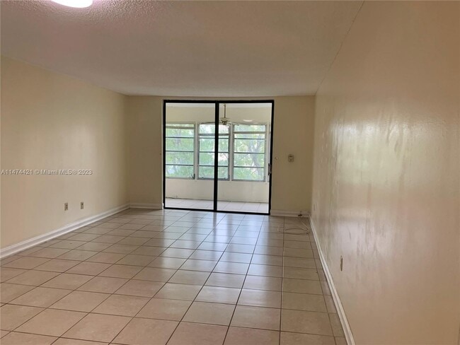 Building Photo - 2840 Somerset Dr