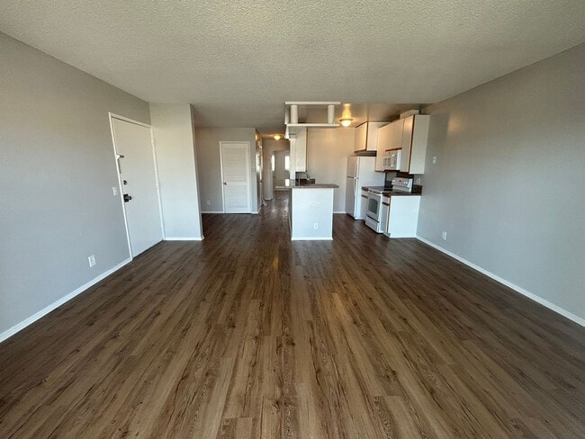 Building Photo - $500.00 OFF 1ST MONTH RENT WITH 8/15/25 MO...