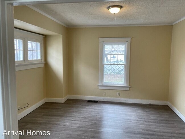 Building Photo - 3 br, 1 bath House - 54 E. Bruce Ave.