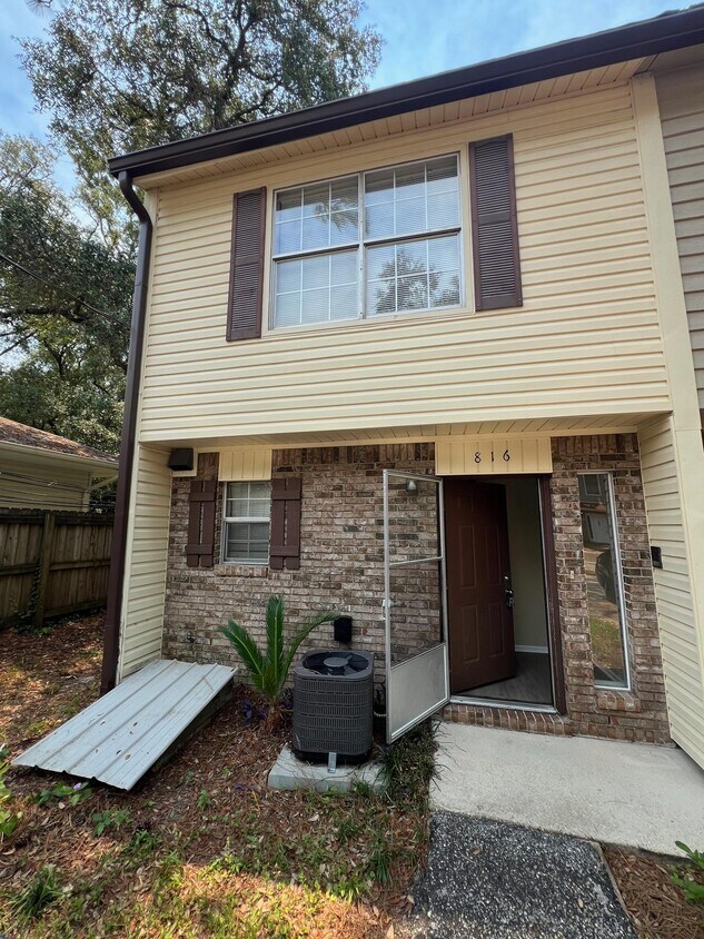 Foto principal - 816 Shadow Ln