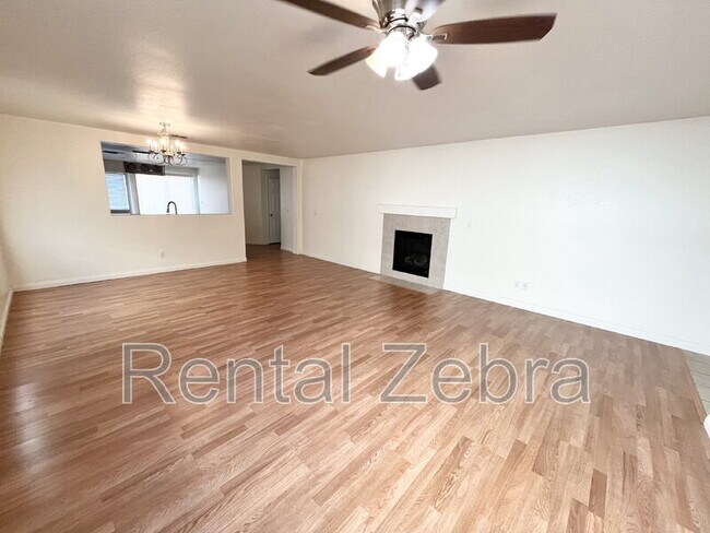 Foto del edificio - 1366 Riverside Ct