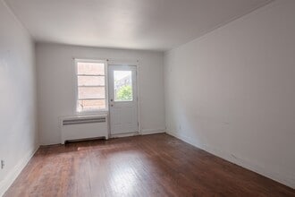 Building Photo - 5550 Rue Snowdon
