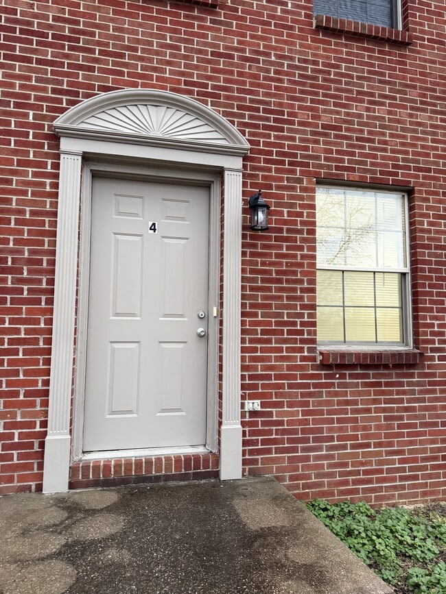 Foto del edificio - 304 McDougal Ave