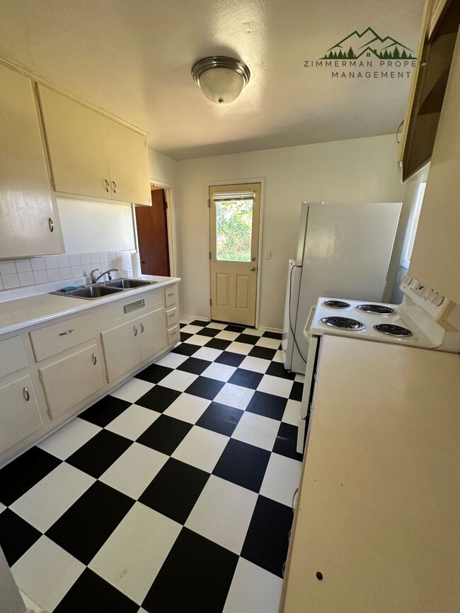 Building Photo - 2 Bedroom Home On Property In Creswell
