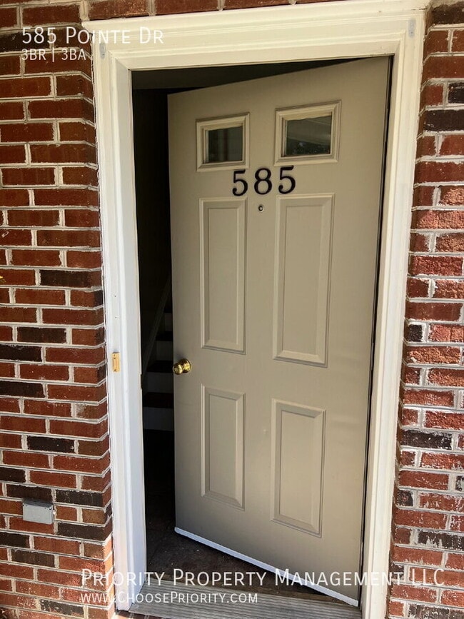 Building Photo - 585 Pointe Dr