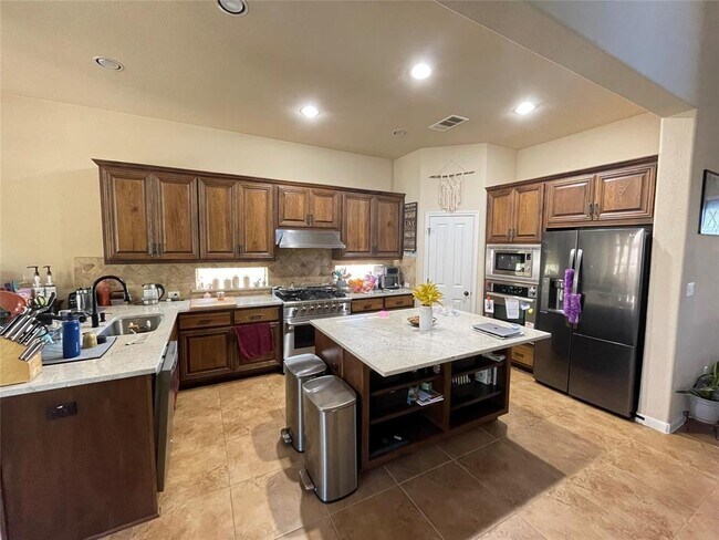 Foto del edificio - 7625 Crackling Creek Dr