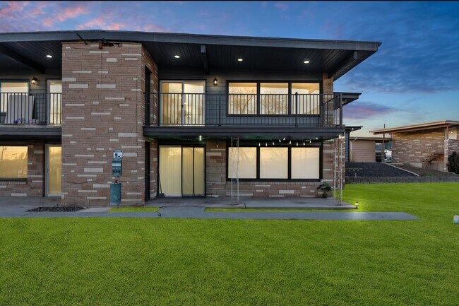 Building Photo - 605 W Crest Dr
