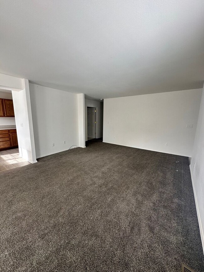 Foto del edificio - Lovely 3 Bedroom Apartment- Close to Schools/Parks!