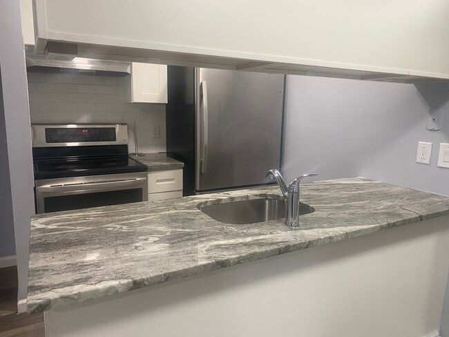 Foto del edificio - 16546 Clarkson Dr