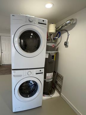 Building Photo - Darling Fully Remodeled Two Bedroom with G...