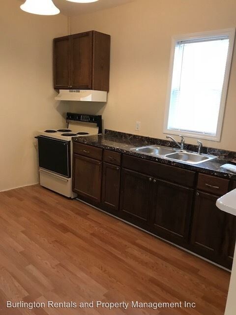 Building Photo - 1550 W Davis St