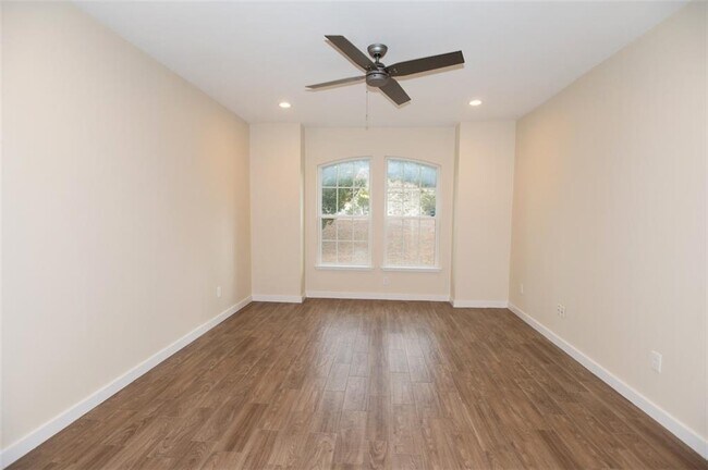 Building Photo - 10621 Lake Park Dr