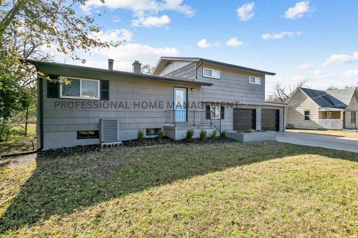 Primary Photo - Beautifully Remodeled 4-Bedroom Home with ...