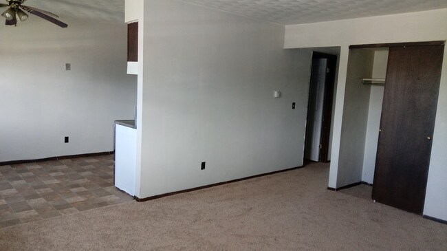 Living Area. - Creekside Apartments