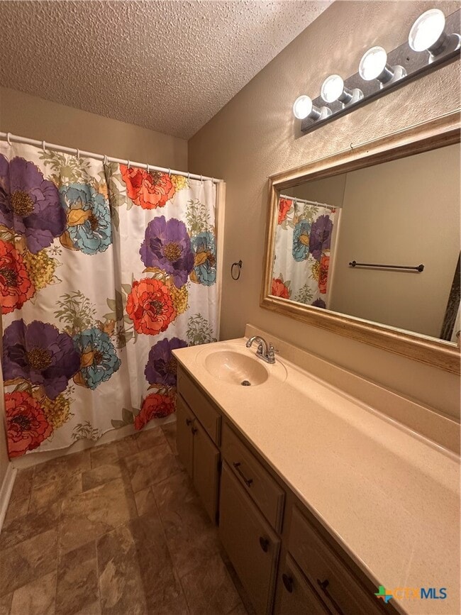 Building Photo - 208 Versailles St