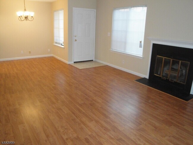 Building Photo - 10 Sage Ct