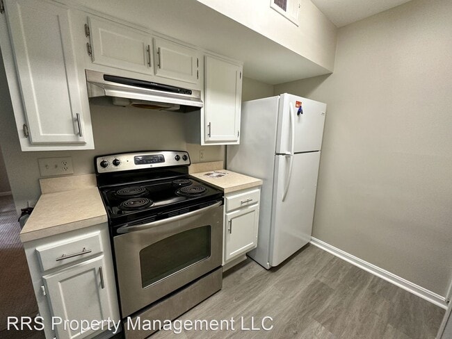 Building Photo - 2 br, 1.5 bath House - 8 Normandy Square C...