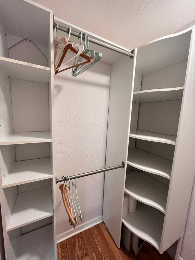 Building Photo - 835 Winding Oaks Dr