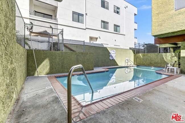 Building Photo - 6155 Reseda Blvd