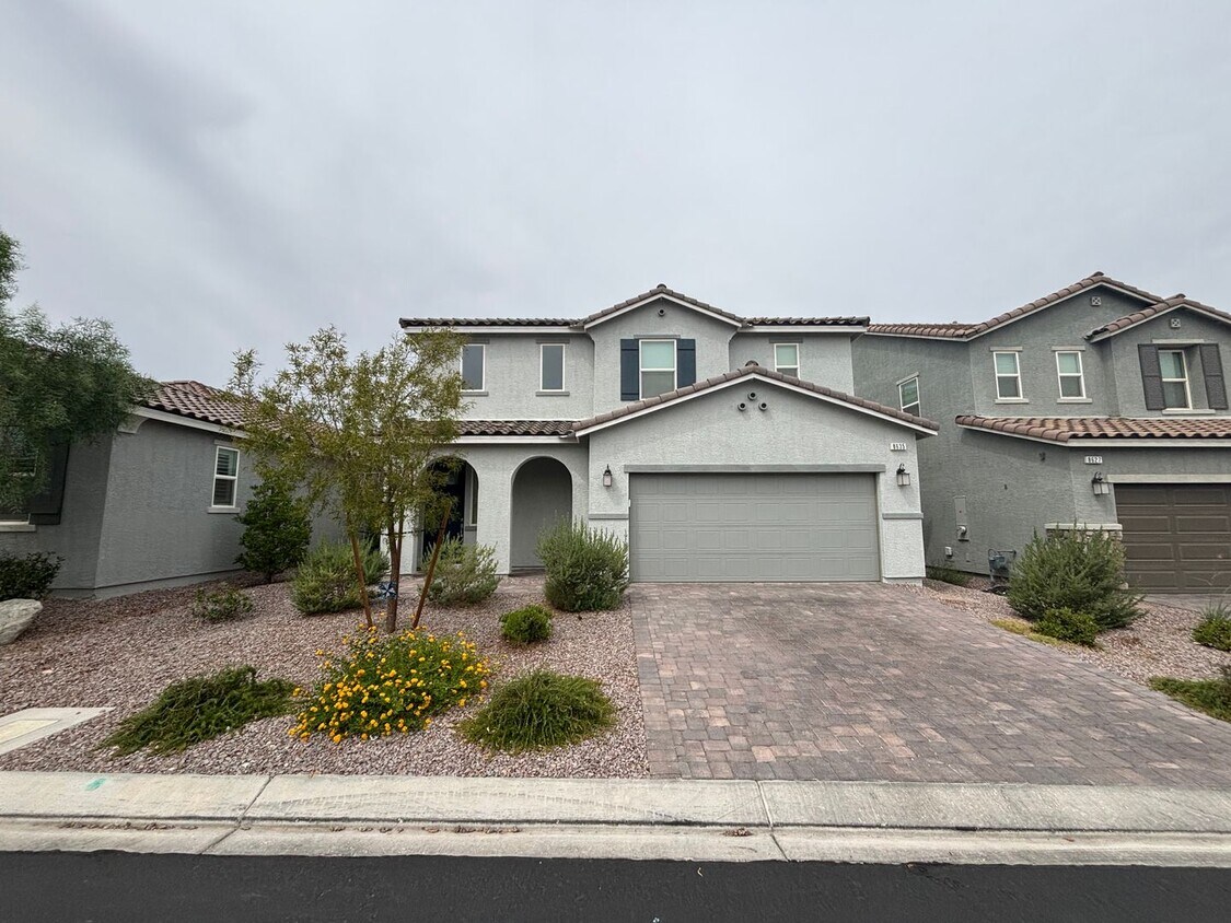 Foto principal - Beautiful 5-Bedroom, 4.5-Bath Home with St...