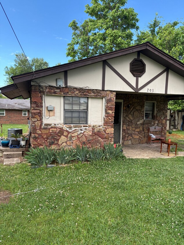 Building Photo - 203 E Ruth Ave