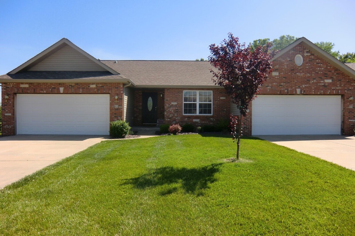 Primary Photo - 105 Legend Ct