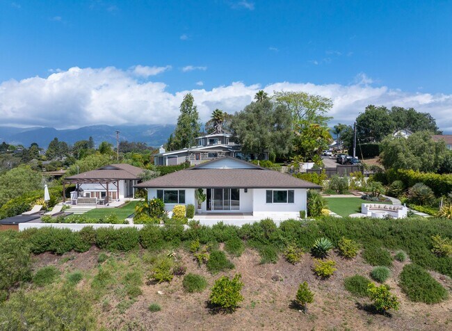Foto del edificio - Stunning Santa Barbara Oasis!