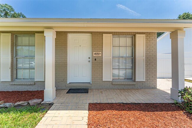 Foto del edificio - 16017 Woodpine Dr