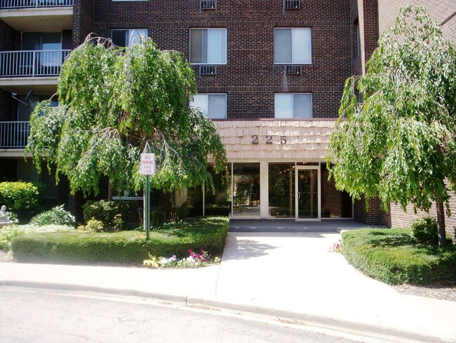 Building Photo - 225 S Rohlwing Rd