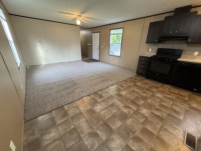 Building Photo - 48580 Pineview Dr
