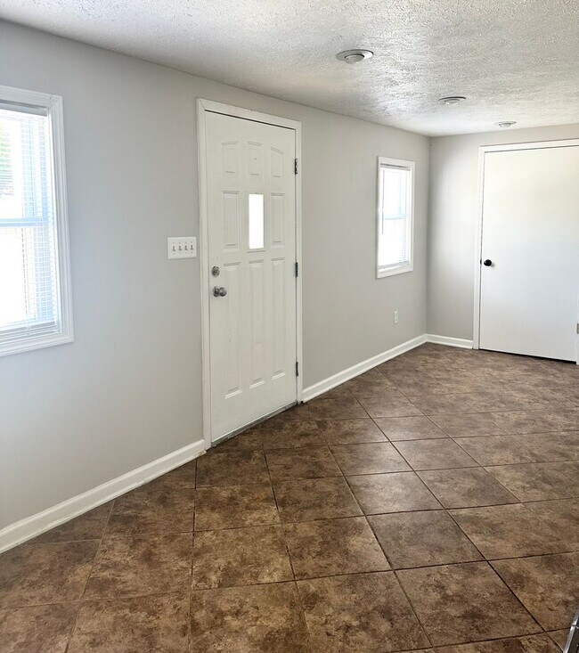 Building Photo - Beautiful 3 bedroom, 1 bath located on the...