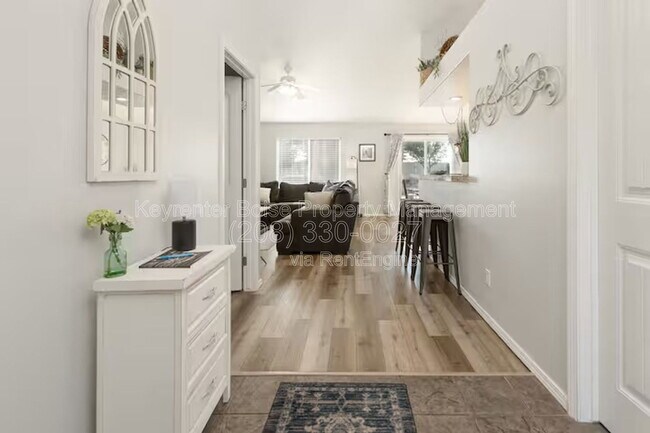Building Photo - 879 N Traquair Pl