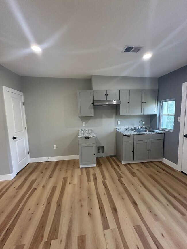 Foto del edificio - Renovated 3 Bed, 1 Bath townhome