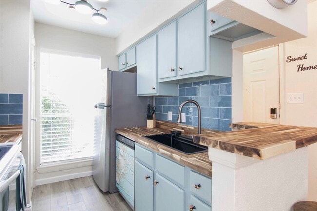 Foto del edificio - 3506 Cove View Blvd