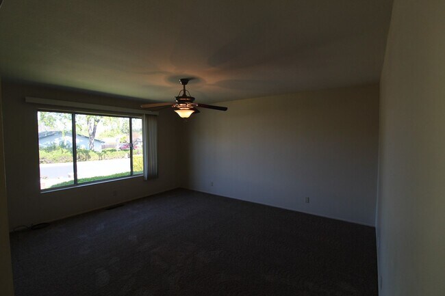 Foto del edificio - Concord 3 bedroom 2 bath new carpet, new paint,  home in quiet neighborhood!