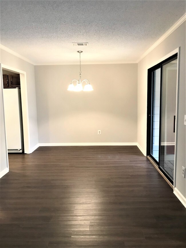 Comedor - 709 Abingdon Way NE