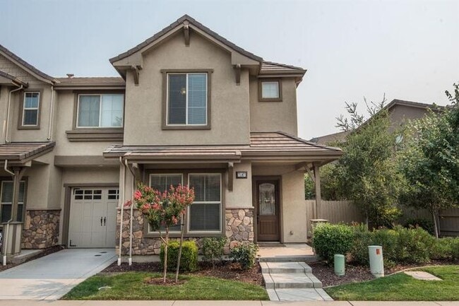 Building Photo - Beautiful 3 Bedroom PLUS Bonus Room in Pen...