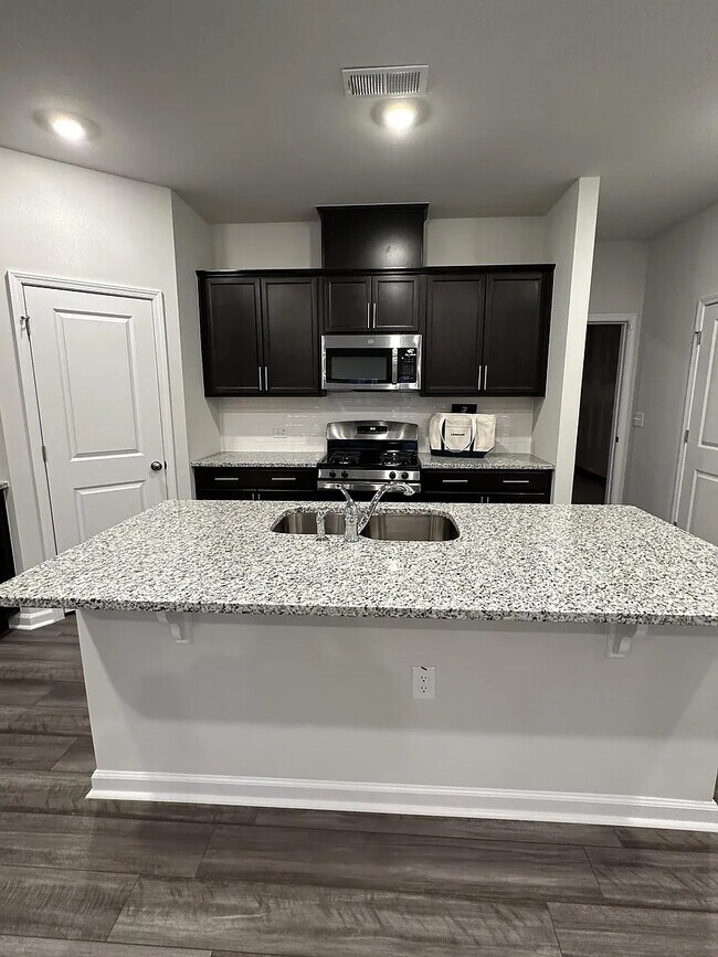 Foto del edificio - Room in Townhome on Kasota Ln