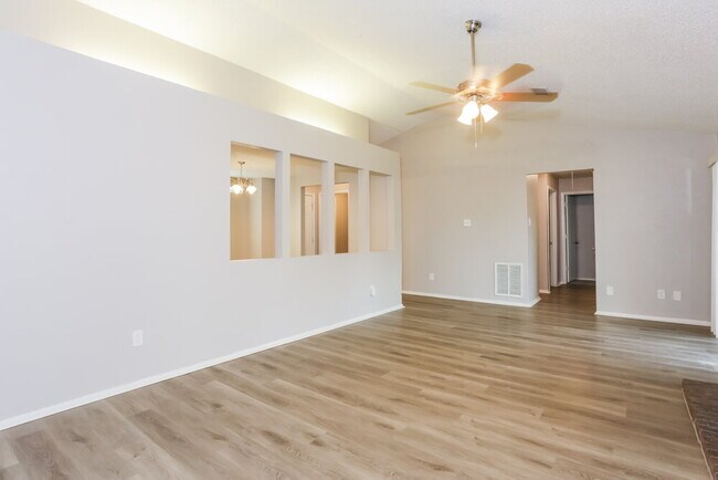 Foto del edificio - 3900 Dogwood Ct