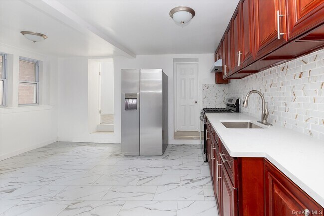 Foto del edificio - 100-30 Martense Ave