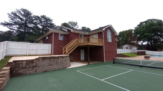 Foto del edificio - 4 bedroom 3 bath Home with Pickleball Cour...