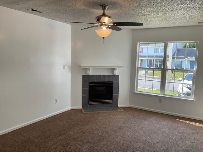 Foto del edificio - Great two bedroom two and a half bath town home located off of Piney Green Road. Convenient to Ca...