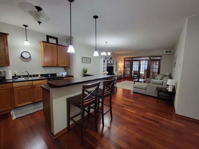 Foto del edificio - Spacious 2 Br/2Ba Condo w/1500 sq ft in Heart of St Louis Park! 2 Heated parking spots included!