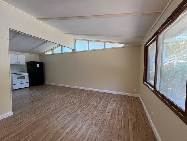 Building Photo - 1557 Coombs Dr