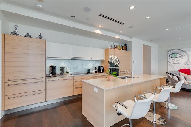 Foto del edificio - 2408 Victory Park Ln