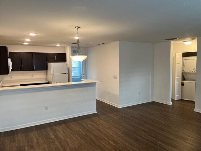 Foto del edificio - 295 Flower Ln